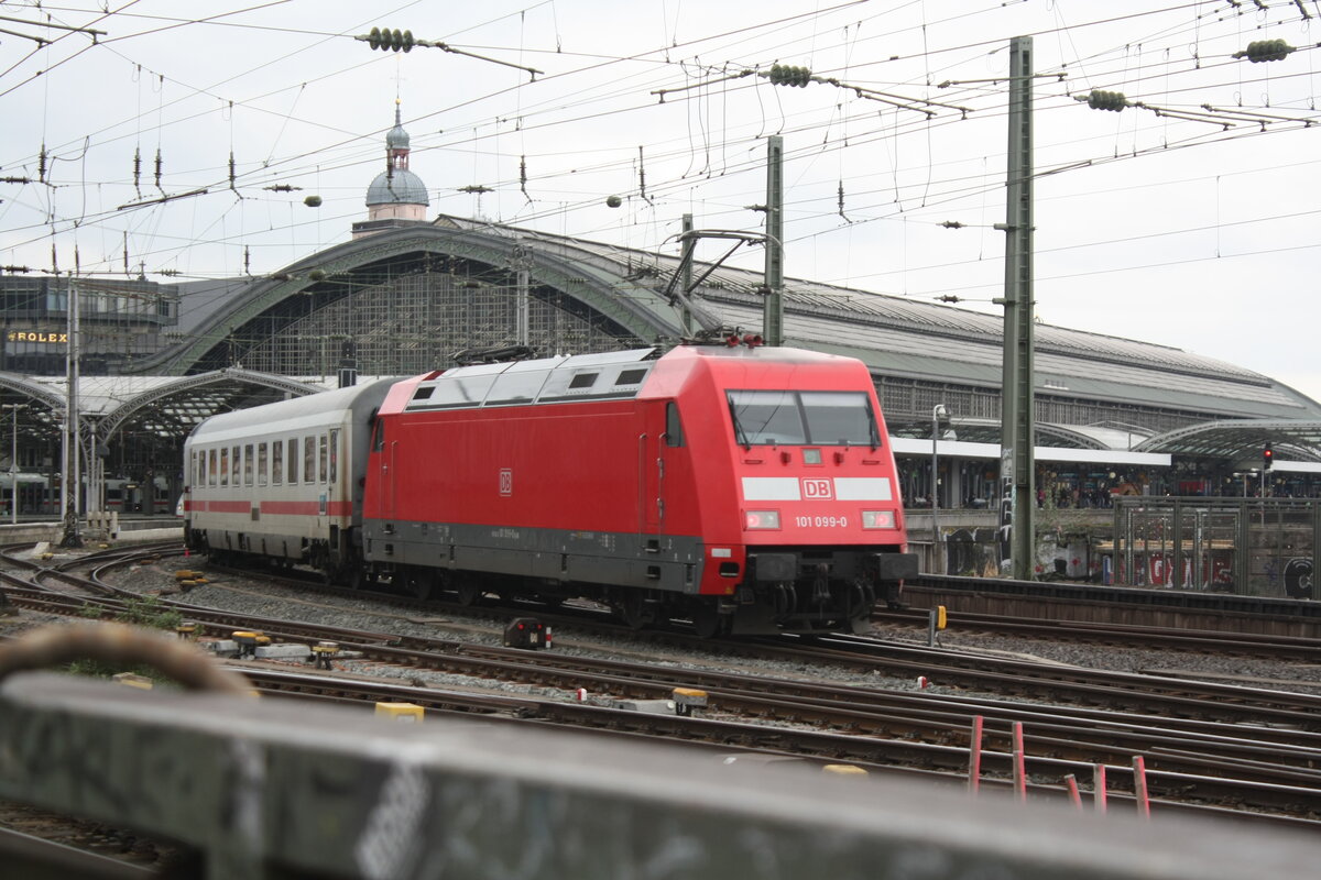 101 099 bei der Einfahrt in den Bahnhof K�ln Hbf am 2.4.22