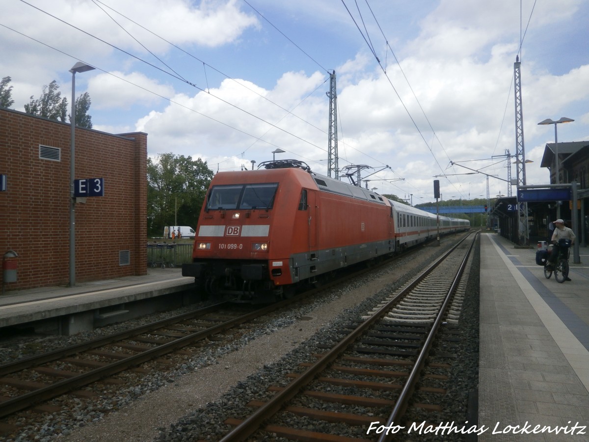 101 099 mit einem InterCity beim einfahren in den Bahnhof Bergen auf R�gen am 31.5.15