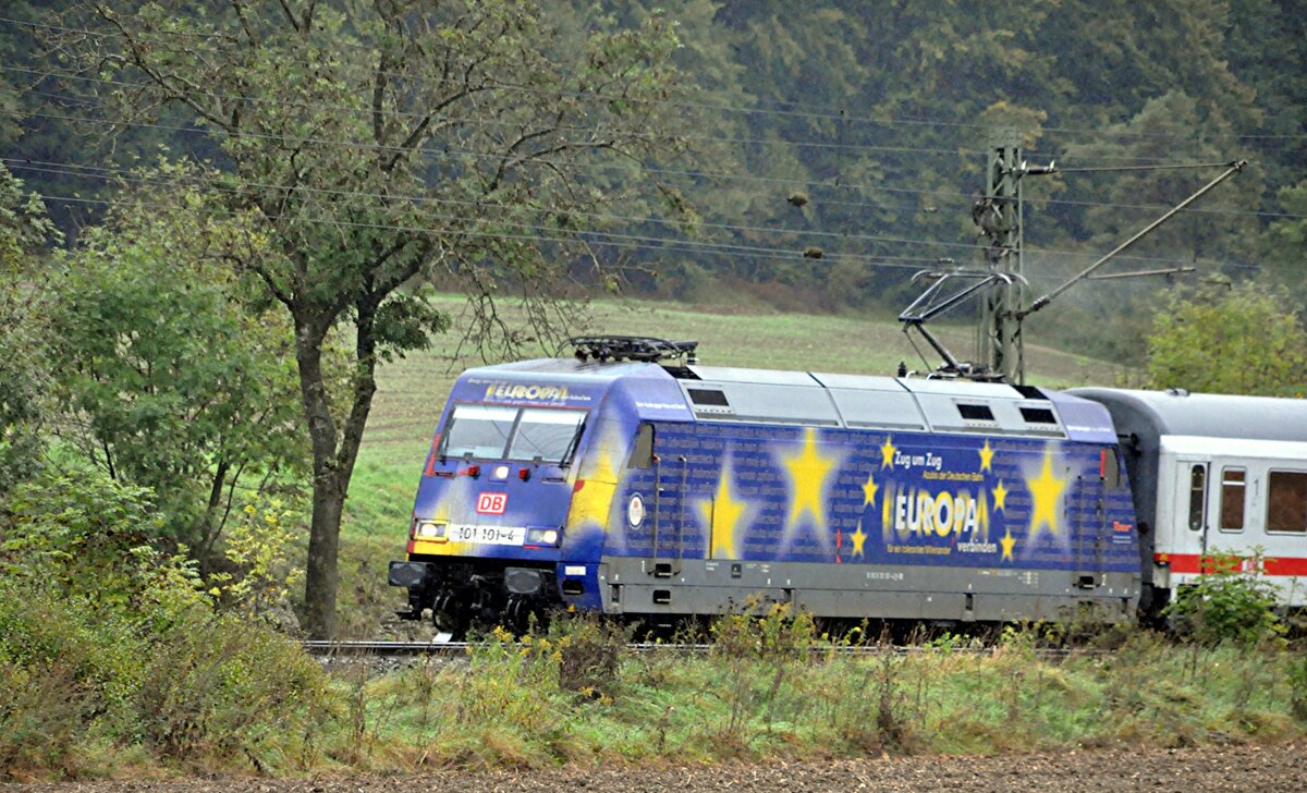 101 101-4 mit Werbung für Europa bei Amstetten mit IC m 25.09.2010.