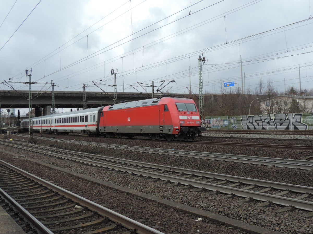 101 102-2 bei der Einfahrt am 22.03.2016 in Hamburg-Harburg.