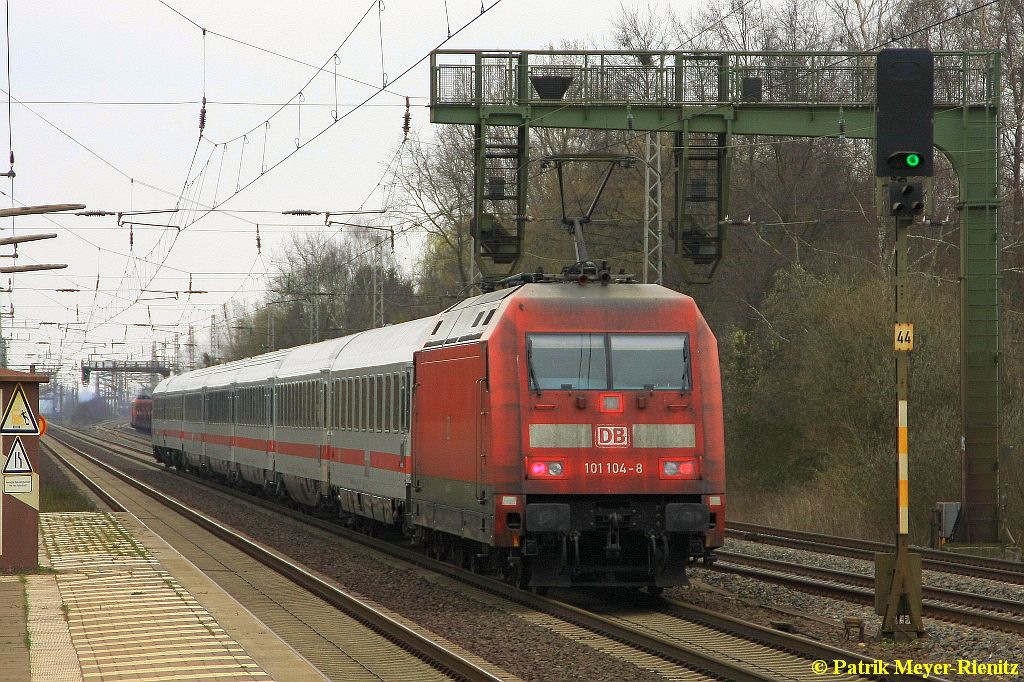 101 104 mit IC am 08.04.2015 in Dedensen-Gümmer auf dem Weg Richtung Hannover