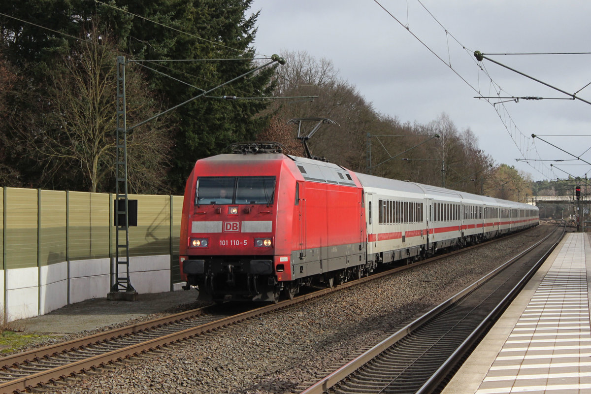 101 110-5 kommt aus Hamburg angerauscht. Lauenbrück den 10.03.2017