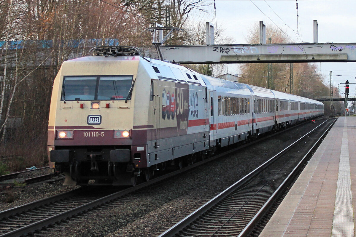 101 110-5 mit IC 2212 (Koblenz-Binz) bei der Durchfahrt in Tostedt.13.01.2023