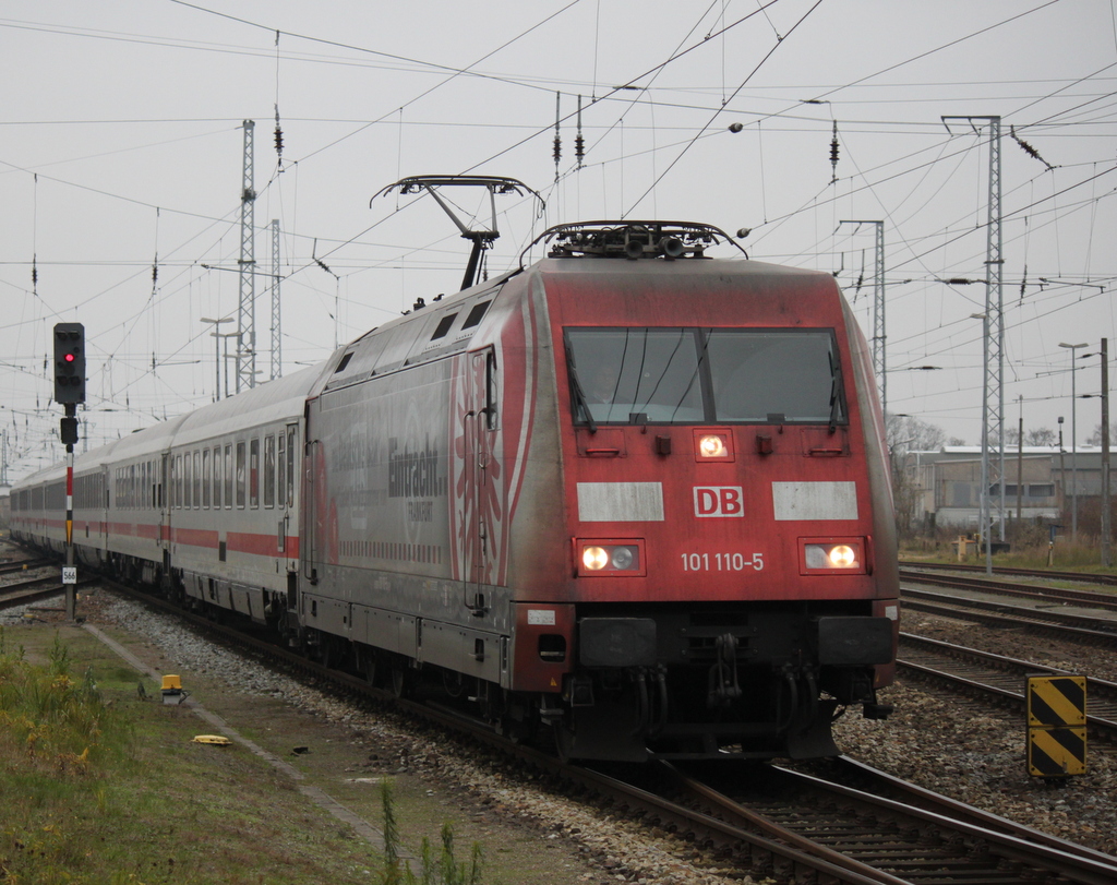101 110-5 mit IC 2377 von Ostseebad Binz nach Frankfurt(Main)Hbf bei der Einfahrt im Rostocker Hbf.30.11.2014