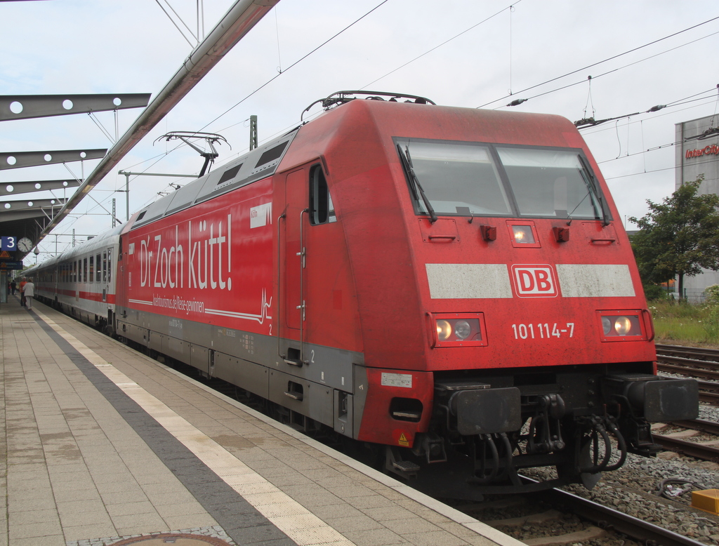 101 114-7 D'r Zoch ktt  mit IC 2373(Stralsund-Karlsruhe)bei der Ausfahrt im Rostocker Hbf.18.07.2015