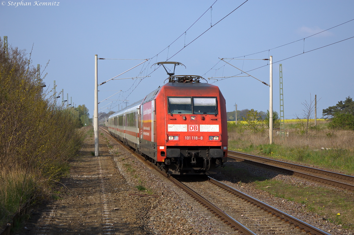 101 118-8  DB Bahn - Reisegepäck  mit dem IC 2239  Warnow  von Warnemünde nach Leipzig Hbf in Demker. 19.04.2014 (Fotostandpunkt war das Bahnsteigende gewesen)
