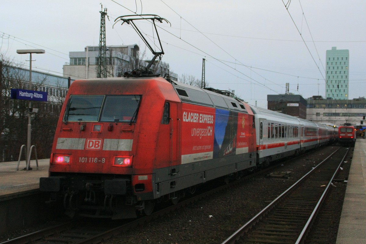 101 118 mit IC 2321 am 25.02.2015 in Hamburg-Altona