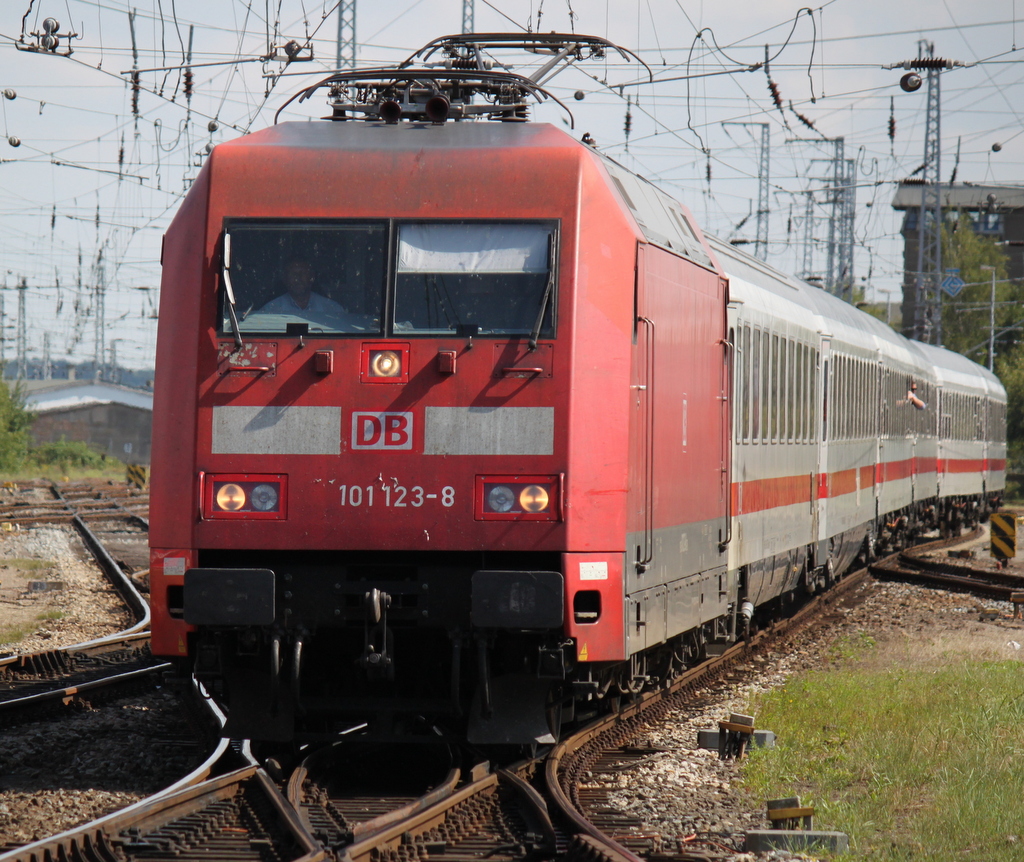 101 123-8 mit IC 1961(Hamburg-Altona-Stralsund)bei der Einfahrt im Rostocker Hbf.08.08.2014