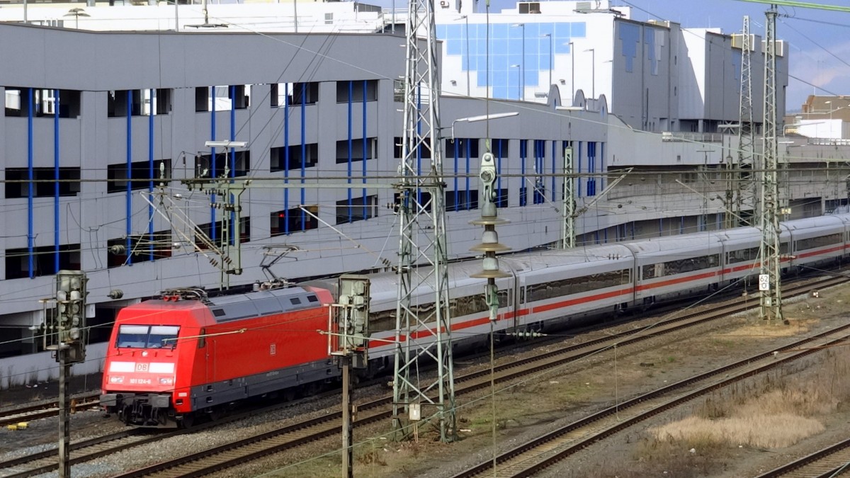 101-124 rauscht mit ihrem ICE nach München Hbf durch Bamberg.
Aufgenommen im Februar 2014.