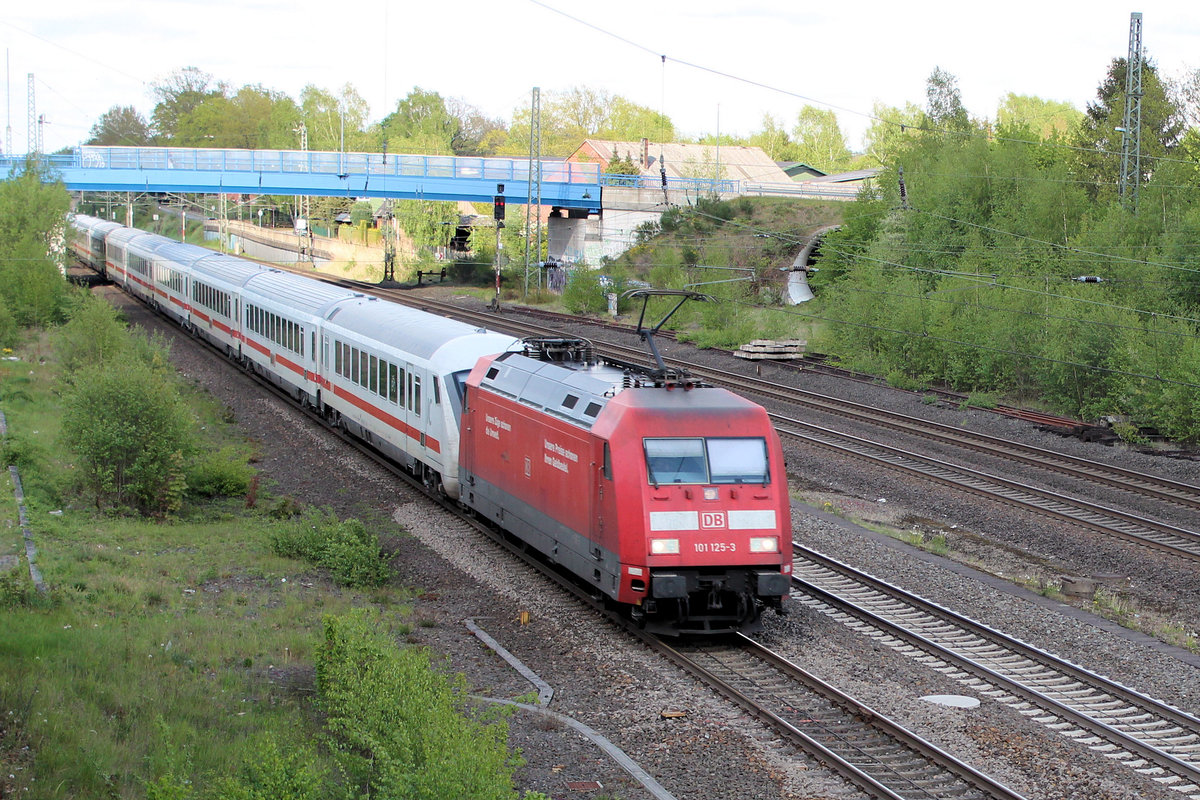 101 125-3 kommt von Hamburg angerauscht. Tostedt, 28.04.2019