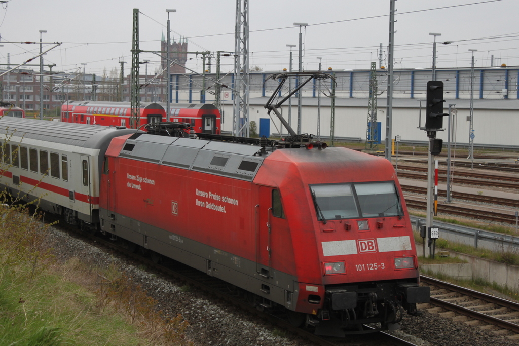 101 125-3 mit IC 2212(Koblenz-Binz)bei der Einfahrt im Rostocker Hbf.21.04.2017