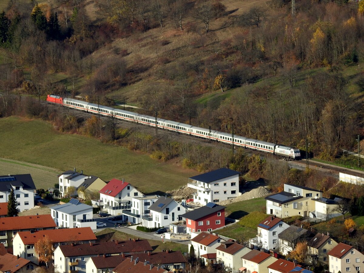 101 129-5 rot, zieht und 101 050-3 mit Werbung Jugend forscht am Zugende bei Geislingen West am 08.11.2015.