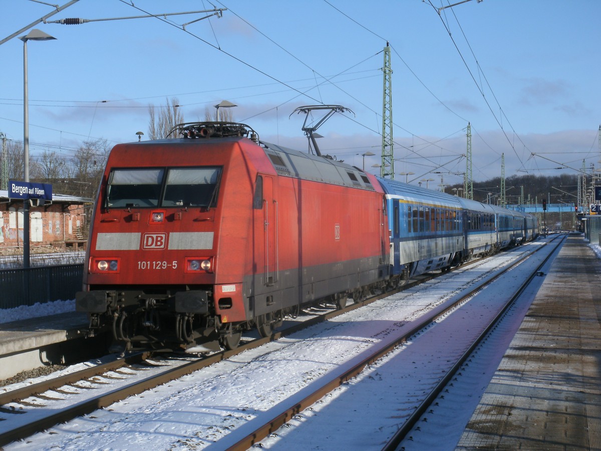 101 129 mit dem EC 378 Binz-Brno,am 25.Januar 2014,in Bergen/R�gen.