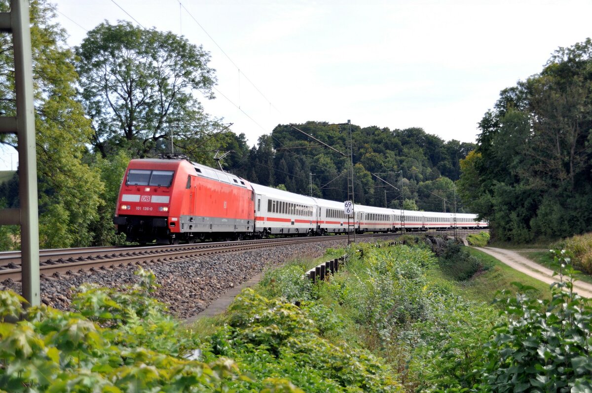 101 136-0 mit IC bei Urspring am 20.09.2012.