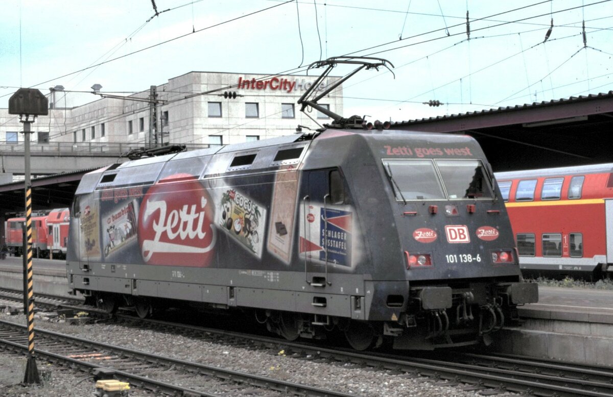101 138-6 mit Werbung Zetti in Ulm am 19.05.2003.