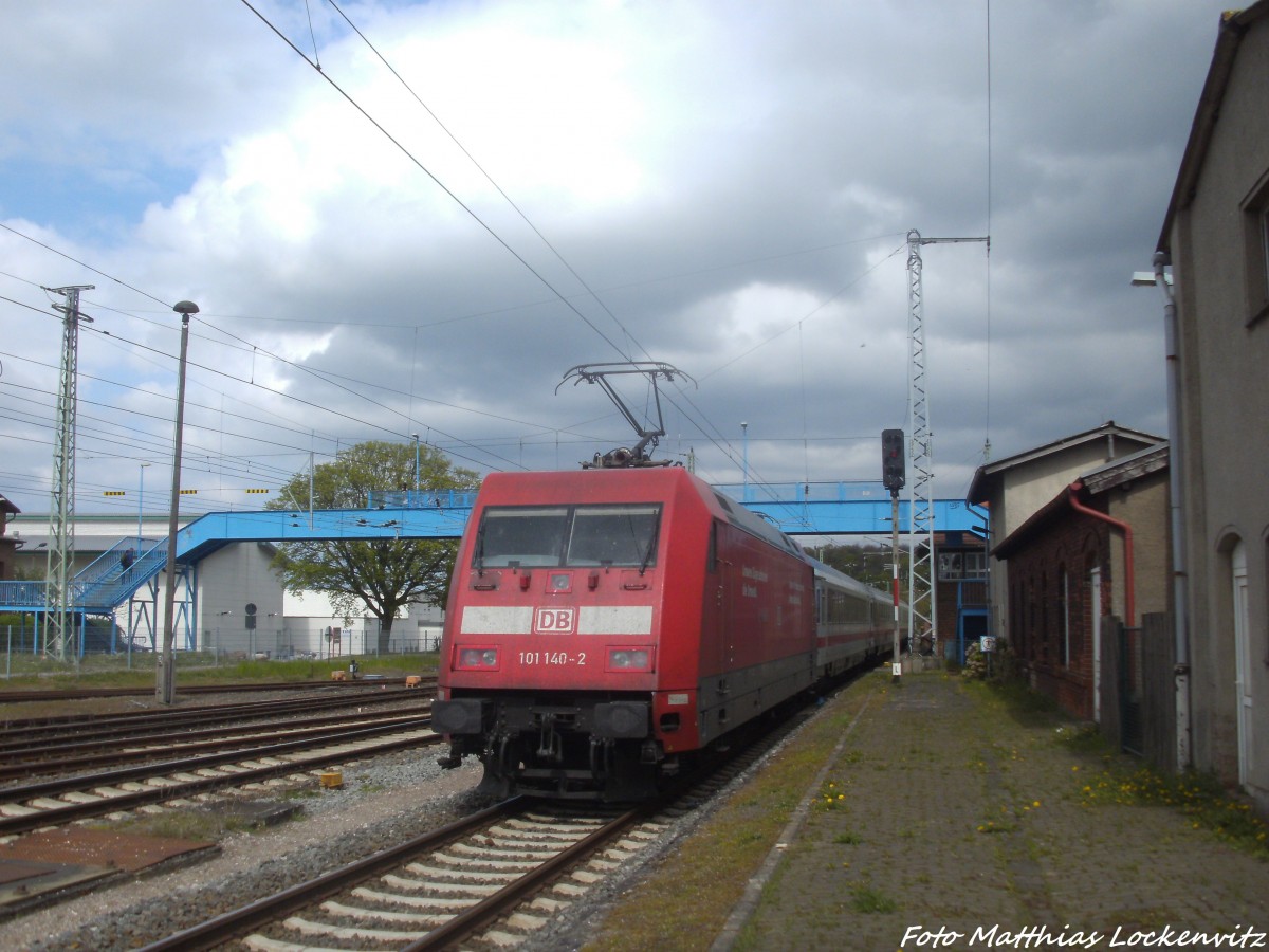 101 140-2 mit dem InterCity beim verlassen des Bahnhofs Bergen auf R�gen in Richtung Ostseebad Binz am 5.5.14