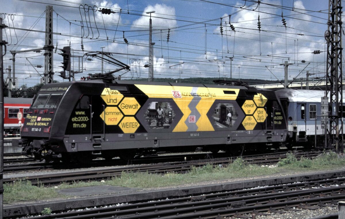 101 141-0 mit Werbung für  Antigewalt  in Ulm am 20.05.2002.