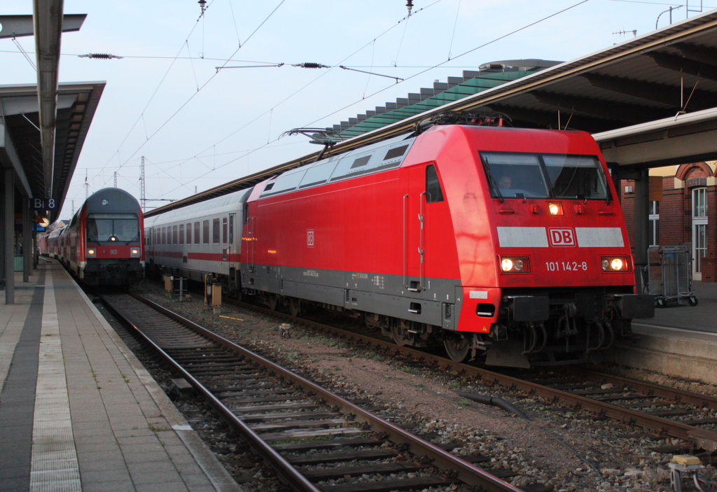 101 142-8 mit IC 2376(Karlsruhe-Stralsund)kurz vor der Ausfahrt im Rostocker Hbf.30.12.2015