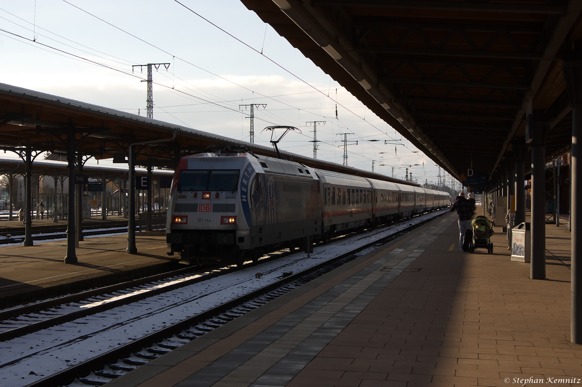 101 144-4  Hertha BSC  mit dem IC 143 von Amsterdam Centraal nach Berlin Ostbahnhof, bei der Einfahrt in Stendal. 05.02.2015