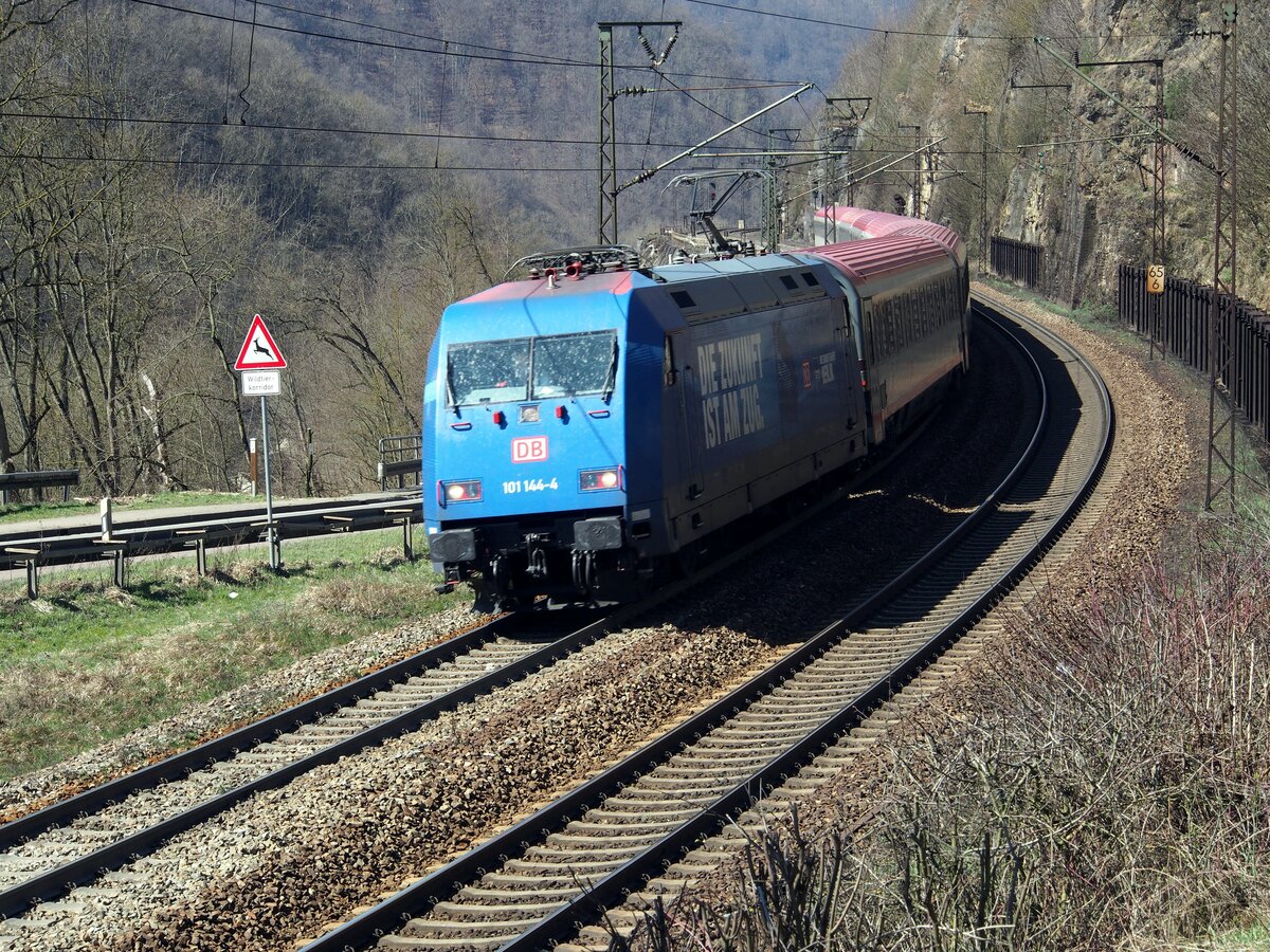 101 144-4 mit Werbung f�r die DB Zukunft mit �BB Eurocity auf der Geislinger Steige am 07.04.2018.