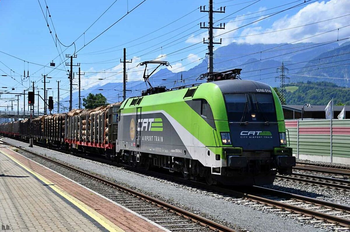 1016 014 fuhr mit einen holzzug durch kundl in tirol,29.07.21