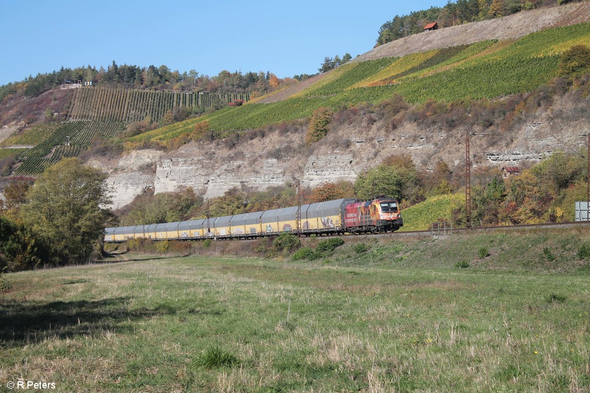 1016 048  Niederösterreicher Feuerwehr Verband  mit dem DGS 45197 Bremen Rbf - Kecskemet Autotransportzug bei Himmelstadt. 13.10.18