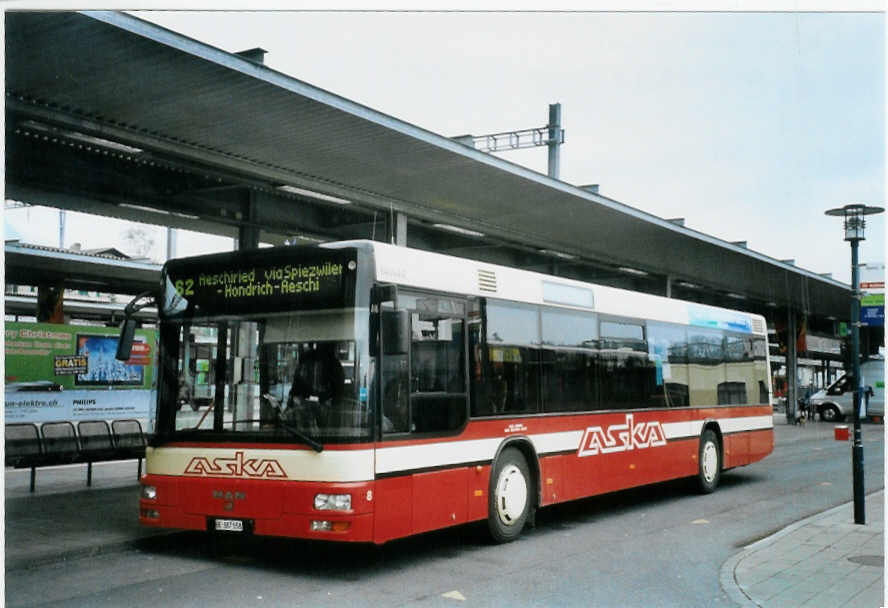 (101'915) - ASKA Aeschi - Nr. 8/BE 387'558 - MAN am 16. Dezember 2007 beim Bahnhof Spiez