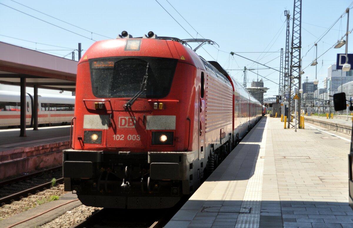 102 003 mit dem M�nchen-N�rnberg-Express in M�nchen Hbf am 04.06.2022.