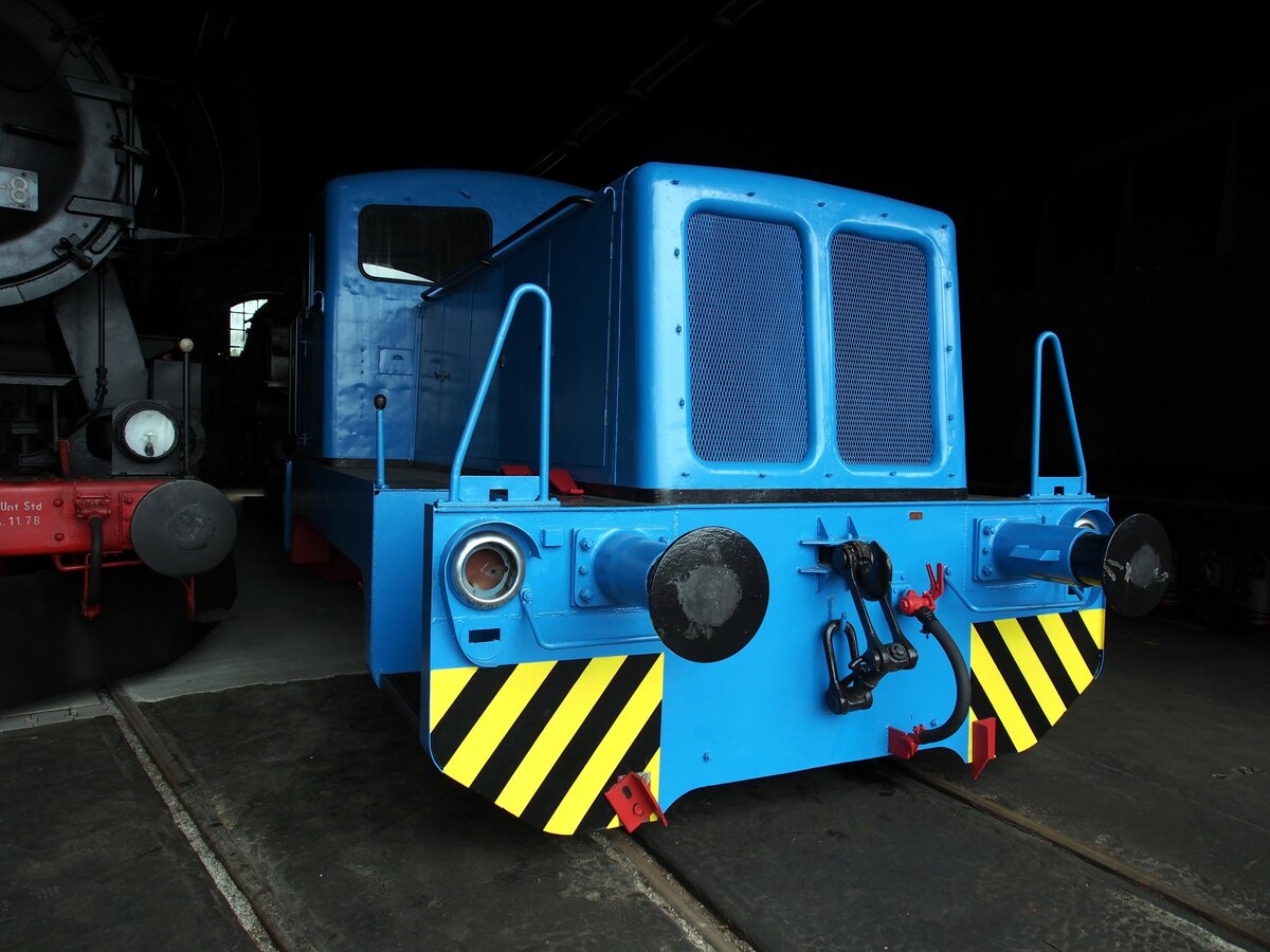 102 Rangiertraktor im Sächsischen Eisenbahnmuseum in Chemnitz am 19.04.2017.