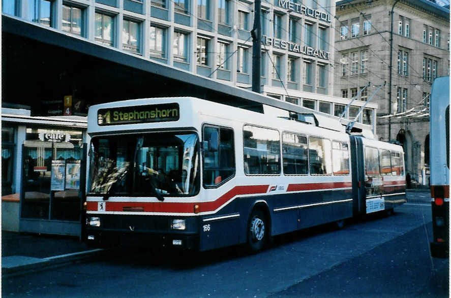 (102'529) - VBSG St. Gallen - Nr. 166 - NAW/Hess Gelenktrolleybus am 29. Dezember 2007 beim Bahnhof St. Gallen