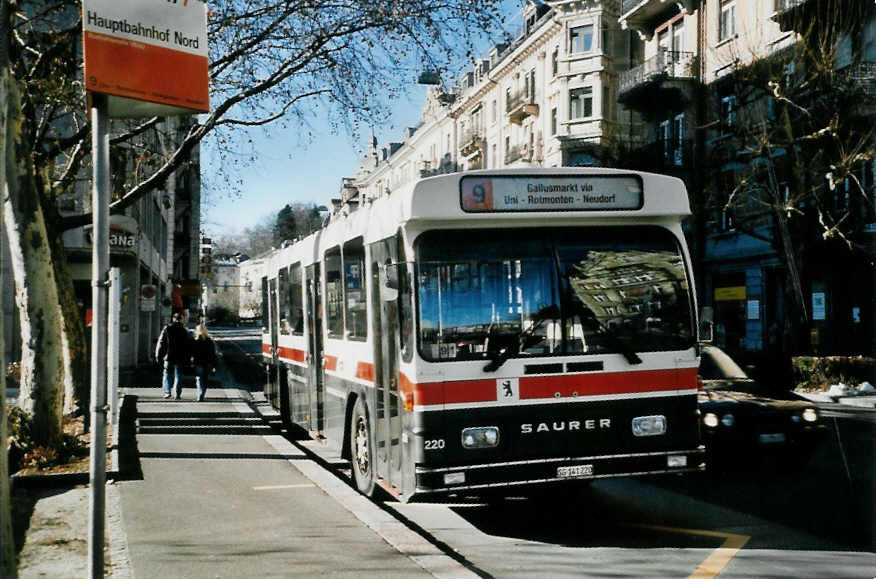 (102'614) - VBSG St. Gallen - Nr. 220/SG 141'220 - Saurer/Hess am 29. Dezember 2007 beim Bahnhof St. Gallen