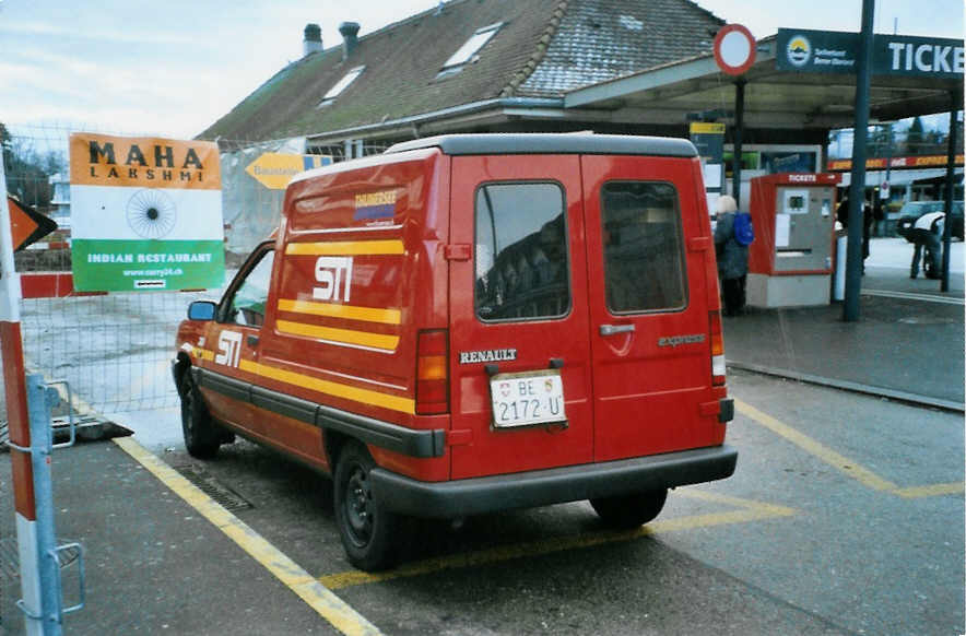 (102'728) - Aus dem Archiv: STI Thun - Nr. 300/BE 2172 U - Renault am 31. Dezember 2007 beim Bahnhof Thun