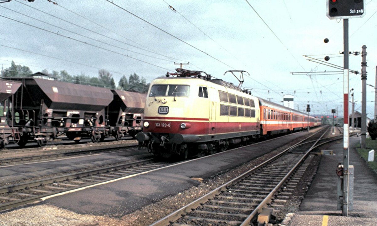 103 123-6 mit ÖBB Eurocity in Schärding am 03.05.1988.