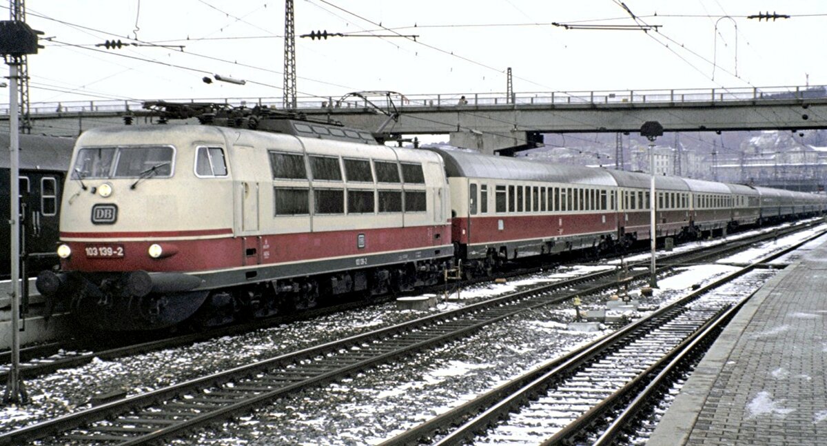 103 139-2 in Ulm mit IC am 15.10.1980.