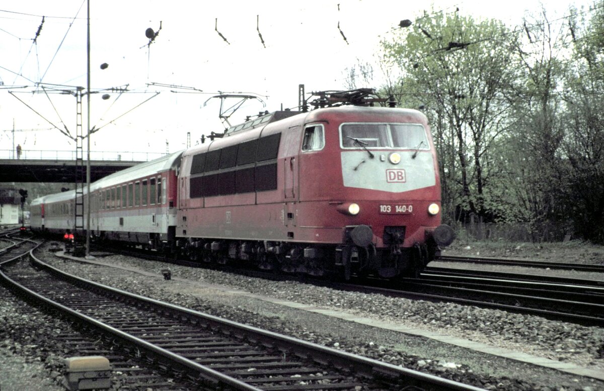 103 140-0 mit IC in Ulm am 24.04.1998. Mal eine fast vergessene, damals übliche Farbgebung.