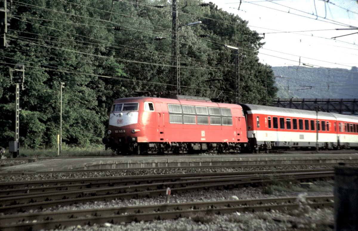 103 145-9 in Verkehrsrot mit Lätzchen und IC in Fern-Verkehrsrot-Lackierung in Geislingen Steige am 15.08.1997.