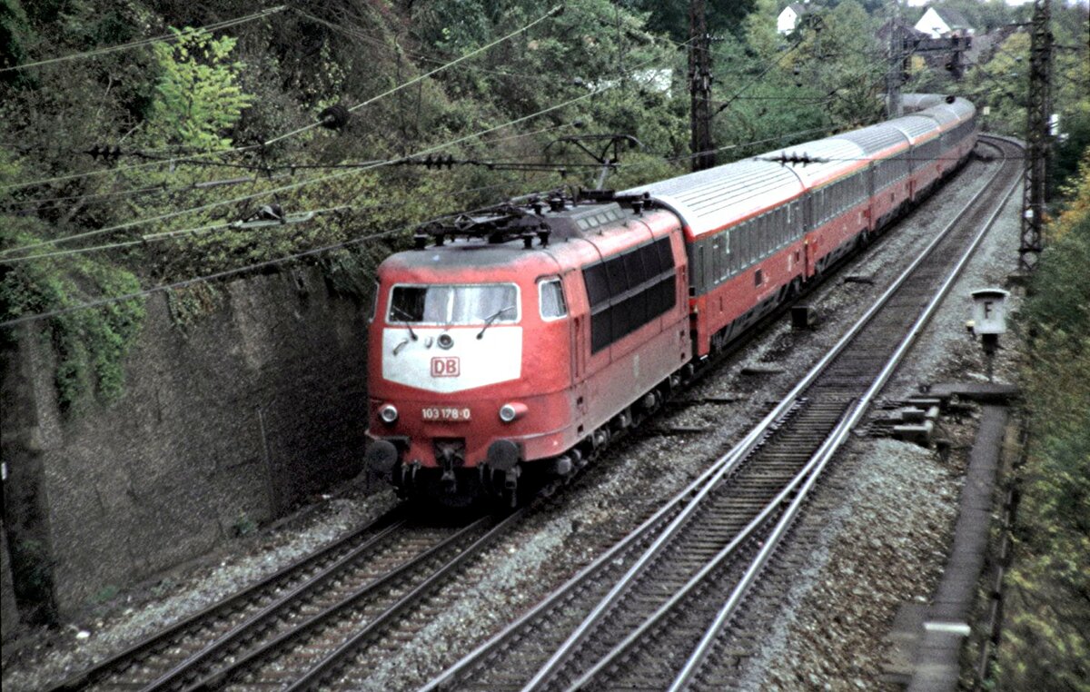 103 178-0 mit ÖBB EC Mozart bei der Einfahrt in Ulm am 10.11.1997.