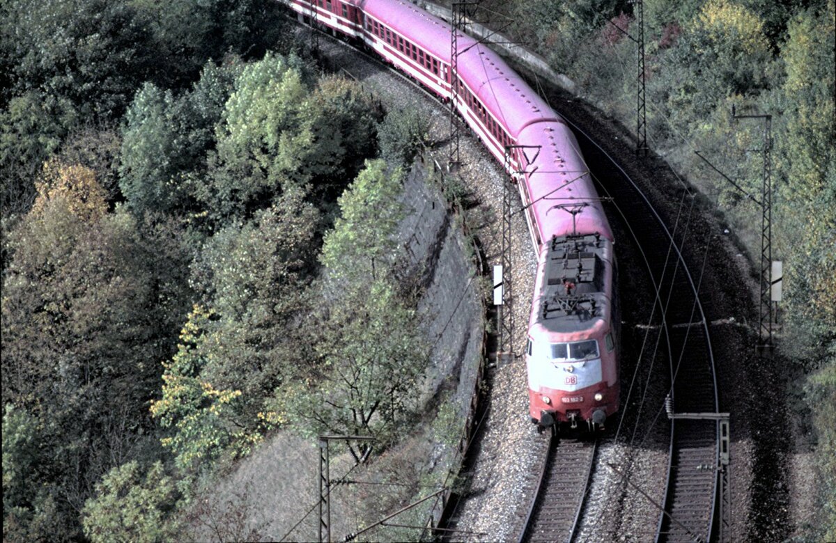 103 182-2 mit dem Müller-Reisezug auf dem Mühltalfelsendamm der Geislinger Steige am 04.10.2001.