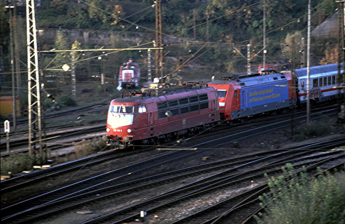 103 182-2 schleppt 101 051-1 mit Werbng für Fleisch und IC in Ulm im Oktober 2001.