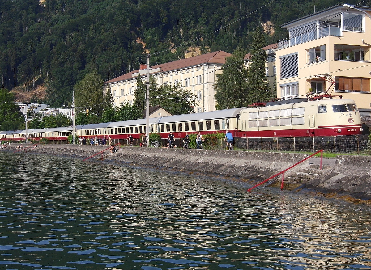 103 184-8 mit einem in Lindau übernommenen Sonderzug am 20.08.2010 kurz vor der Station Bregenz-Hafen. Die Wagen dieses Zuges wurden zuvor von einer ER 20 nach Lindau gebracht. Veranstalter sowie Abfahrtsort und Ziel dieses einheitlichen Sonderzuges sind nicht bekannt.