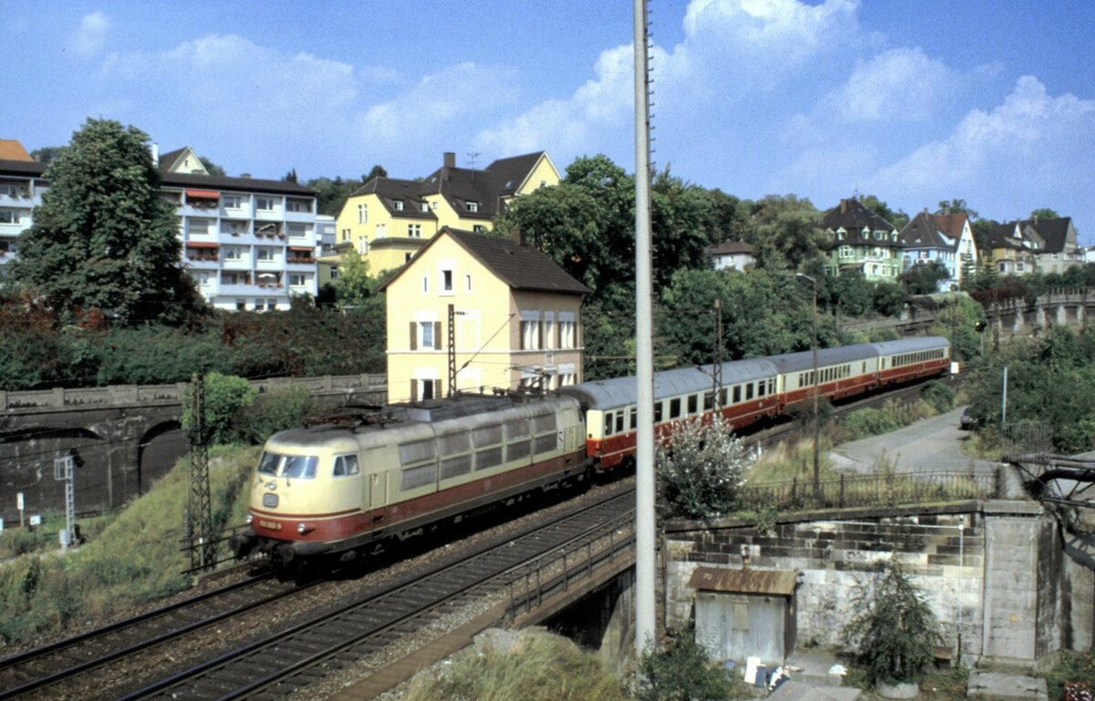 103 202-8 fährt mit dem TEE Rheingold Flügelzug in Ulm ein am 22.09.1985.