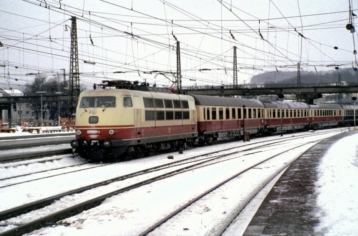 103 207-7 mit IC in Ulm am 30.11.1980.