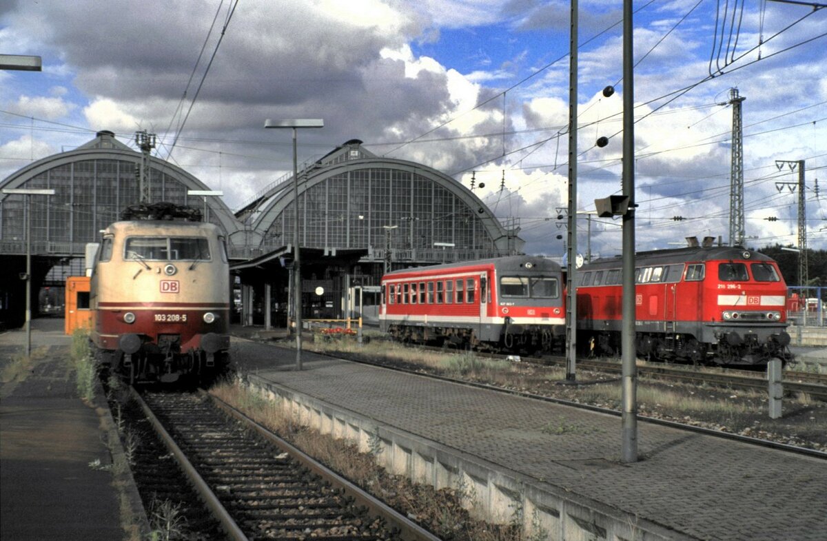 103 208-5 und 218 296-2 und 627 003-7 in Karlsruhe am 06.07.1999.