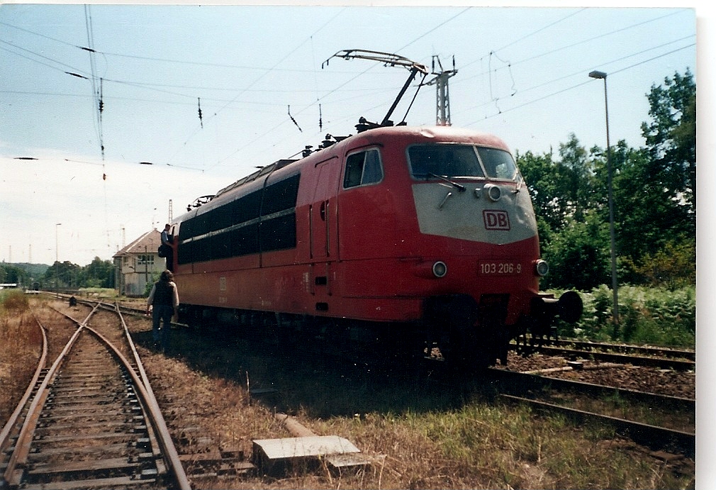 103 220 war nicht immer am Uex nach Düsseldorf am Zug.So erwischte ich die für 103 220 eingesprungene 103 206 in Binz.