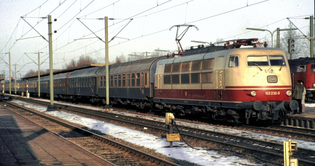 103 230-9 mit einem Interzonenzug aus Berlin in Braunschweig am 24.02.1983.