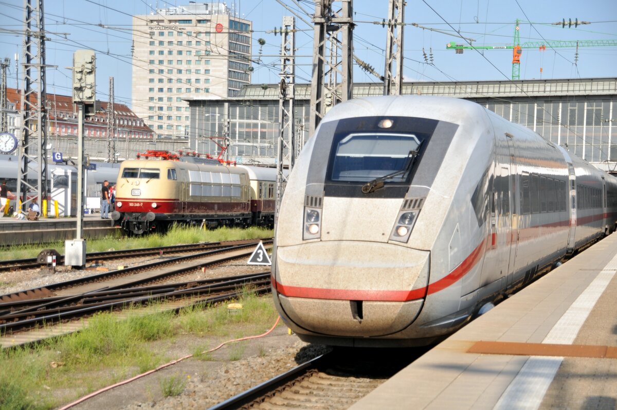 103 245-7 und ICE 4 im Hbf München am 04.06.2022.