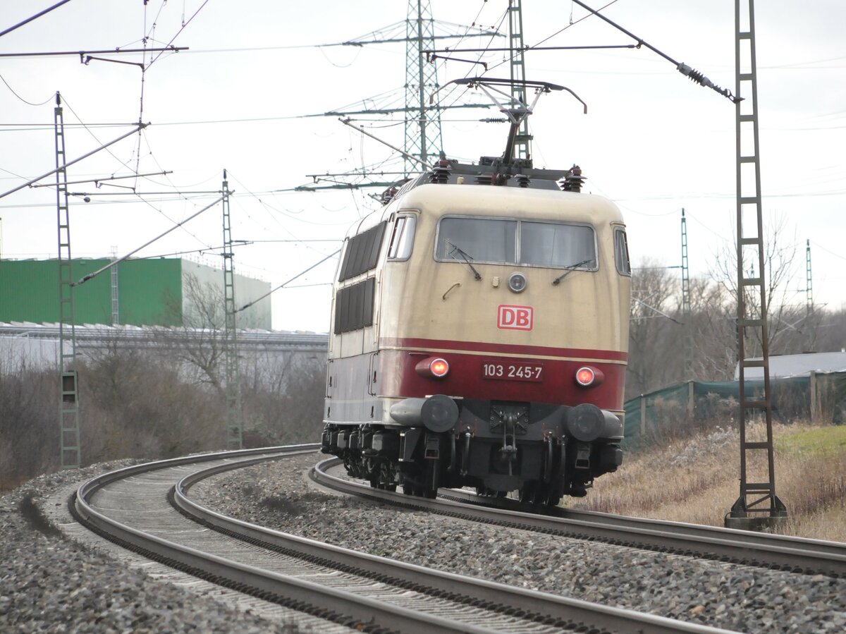 103 245-7 in Neu-Ulm Pfuhl am 12.01.2012.