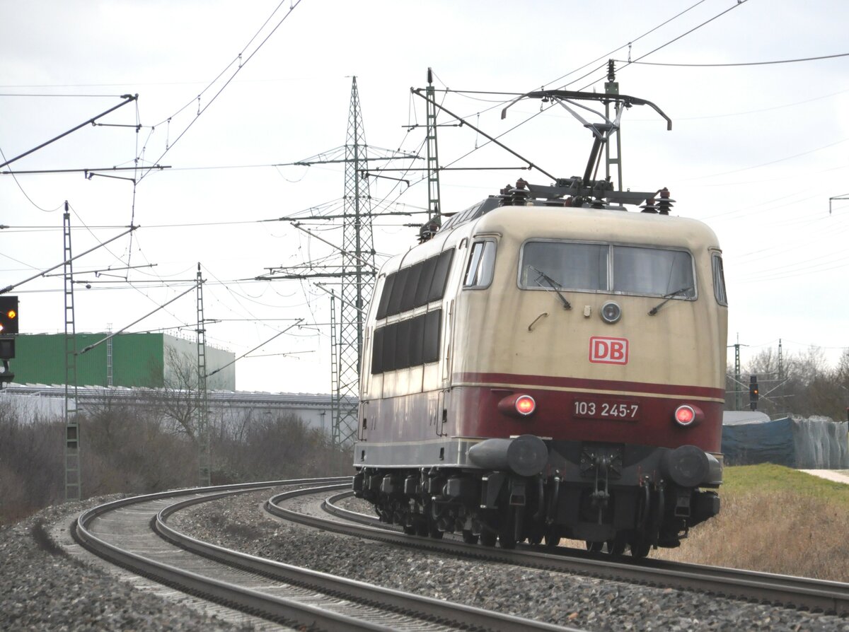 103 245-7 in Neu-Ulm Pfuhl auf Solo-Fahrt am 12.01.2012.