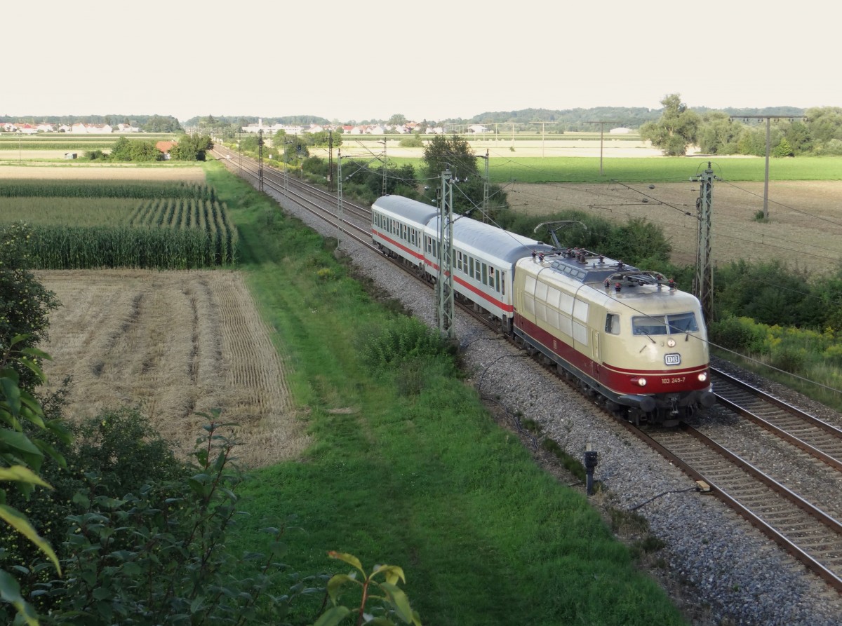 103 245-7 zu sehen am 08.08.14 in Neu-Ulm. Leider kam der Zug in einem ungünstigen Zeitpunkt! 