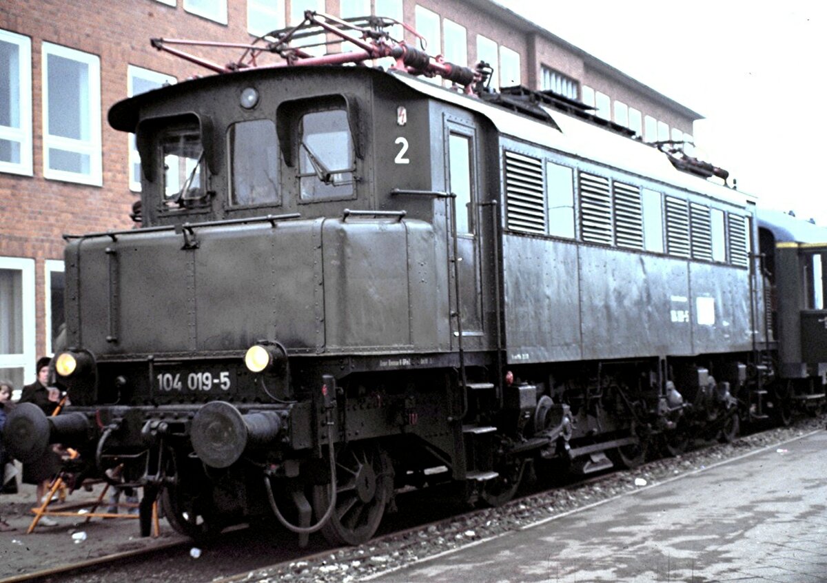 104 019-5 im Ausbesserungswerk Hannover-Leinhausen zum 100jährigen Jubiläum am 31.03.1978. Mein Großvater hatte hier Kesselschmied gelernt.